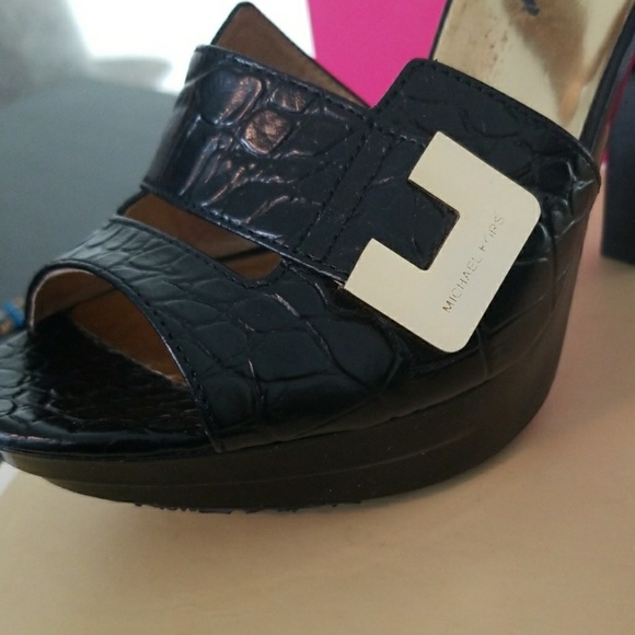 Michael Kors Beverly Platform With Gold Detail - Picture 4 of 7